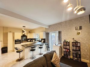 Kitchen Diner- click for photo gallery